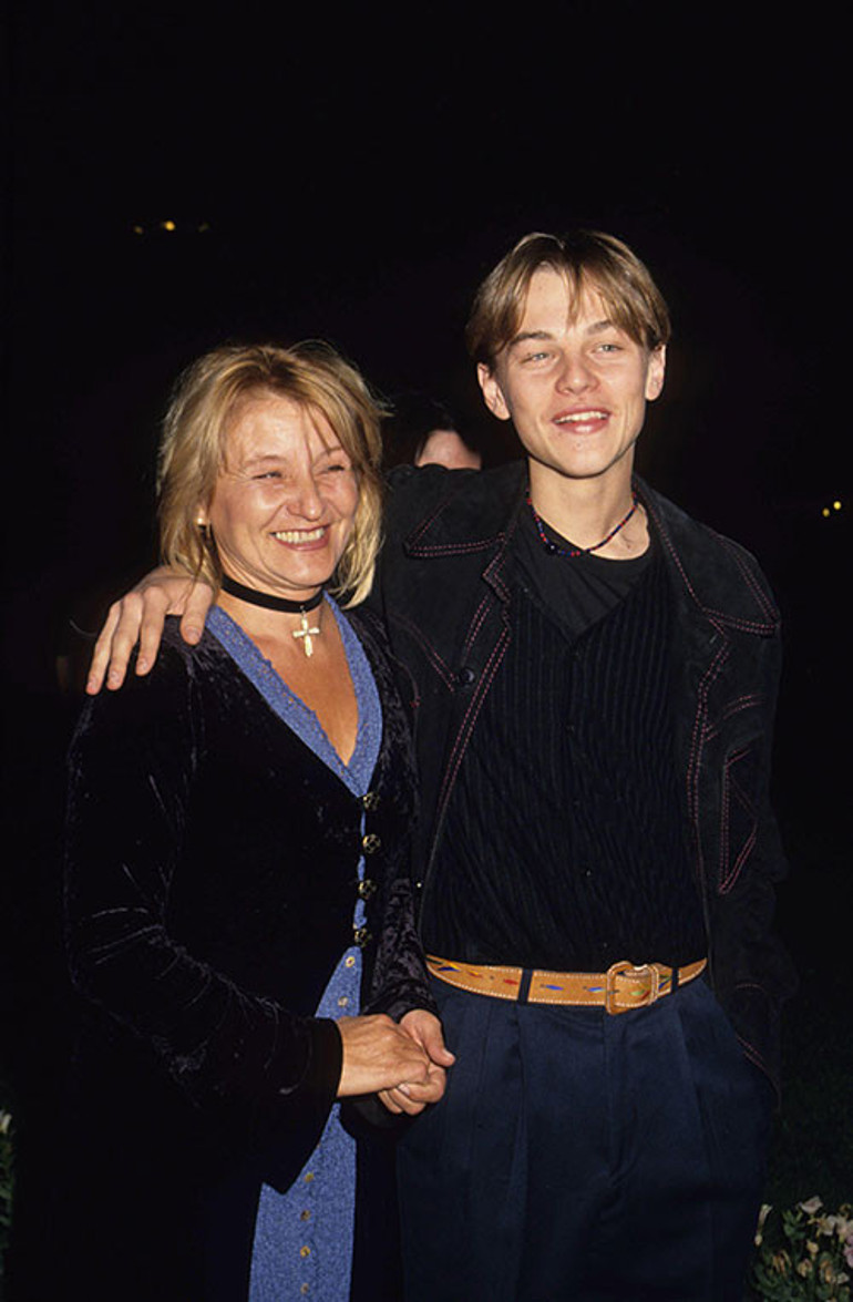 Çocukluğu hayat kadınlarının arasında geçmişti: Herkes genç sevgililerini konuşuyor ama onun yolu başka... Yürü hatta koş... Kim tutar seni