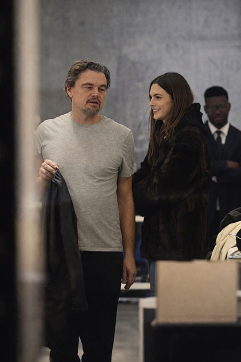  Herkes genç sevgililerini konuşuyor ama onun yolu başka... Yürü hatta koş... Kim tutar seni