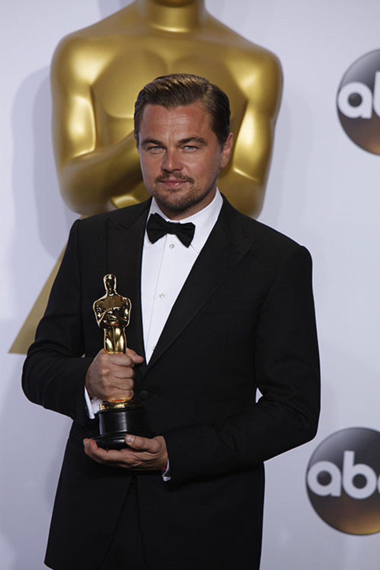 Çocukluğu hayat kadınlarının arasında geçmişti: Herkes genç sevgililerini konuşuyor ama onun yolu başka... Yürü hatta koş... Kim tutar seni