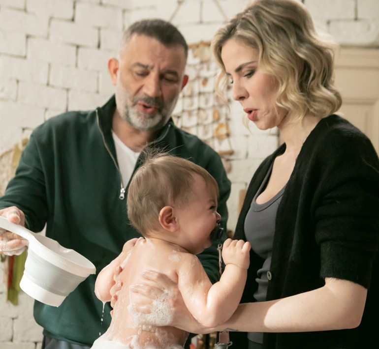Arka Sokaklarda mutlu aile tablosu