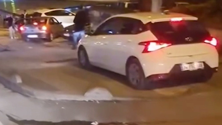  Kaldırımda araç kullanıp yayalarla tartıştılar