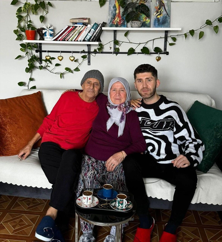  Acılı anne saldırı görüntülerini izlerken gözyaşlarına boğuldu