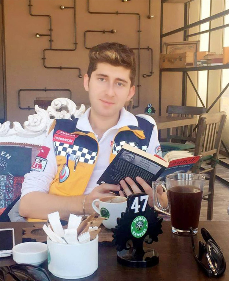  Acılı anne saldırı görüntülerini izlerken gözyaşlarına boğuldu