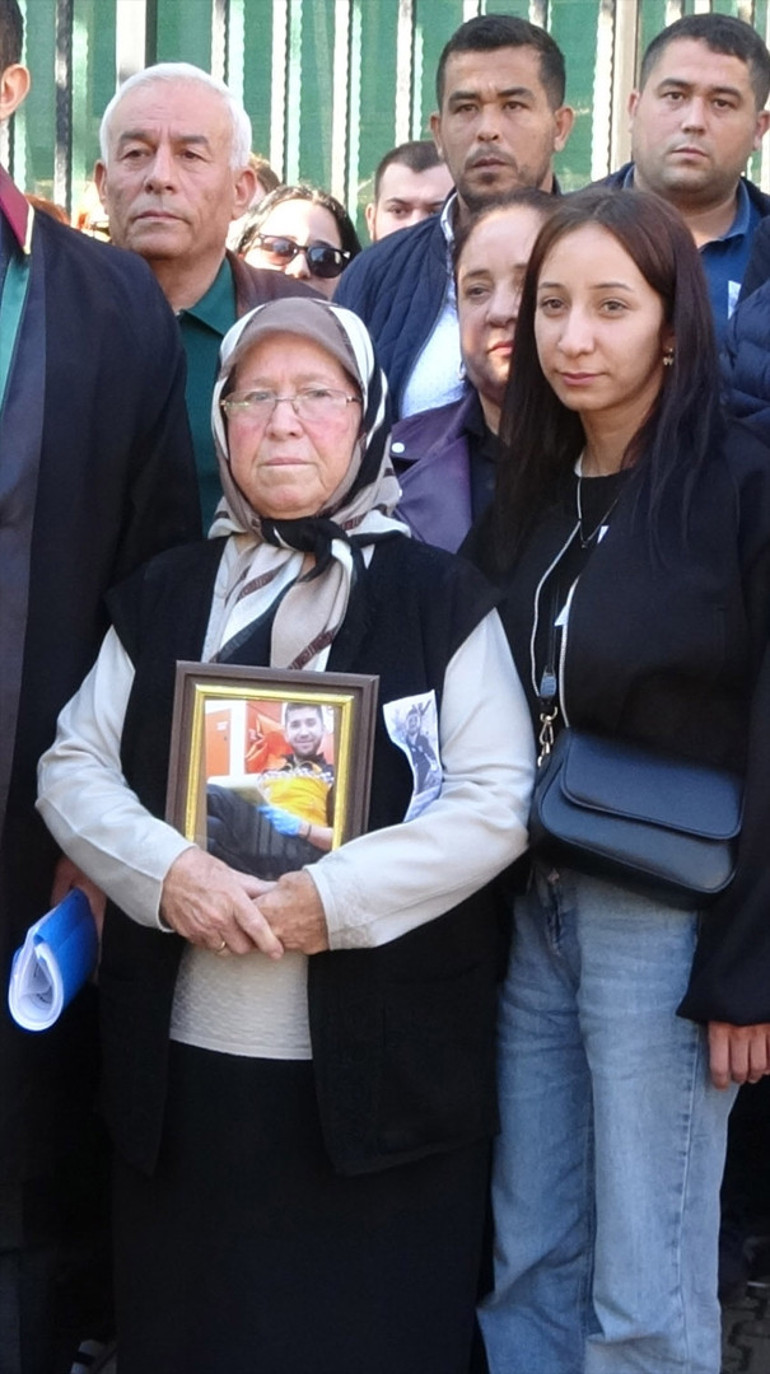  Acılı anne saldırı görüntülerini izlerken gözyaşlarına boğuldu