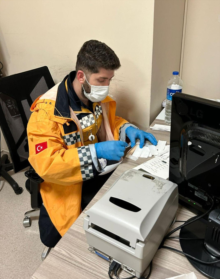  Acılı anne saldırı görüntülerini izlerken gözyaşlarına boğuldu