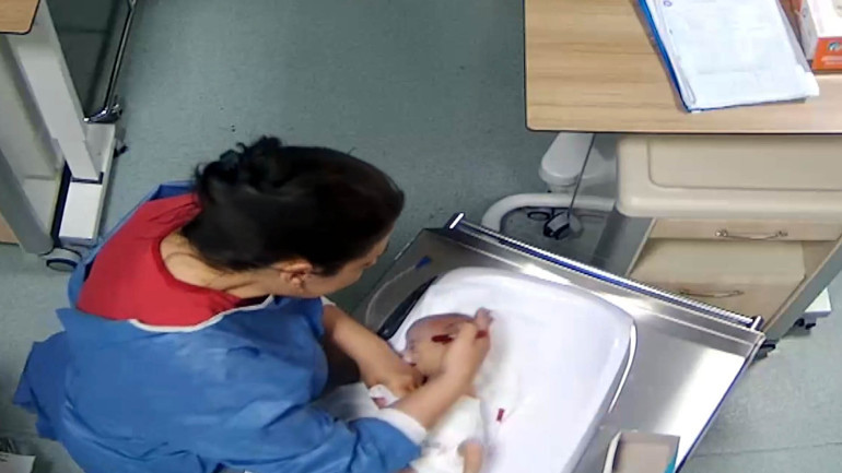 Görüntüler infial yarattı 5 günlük bebeğe şiddet uygulayan hemşire için tutuklama kararı