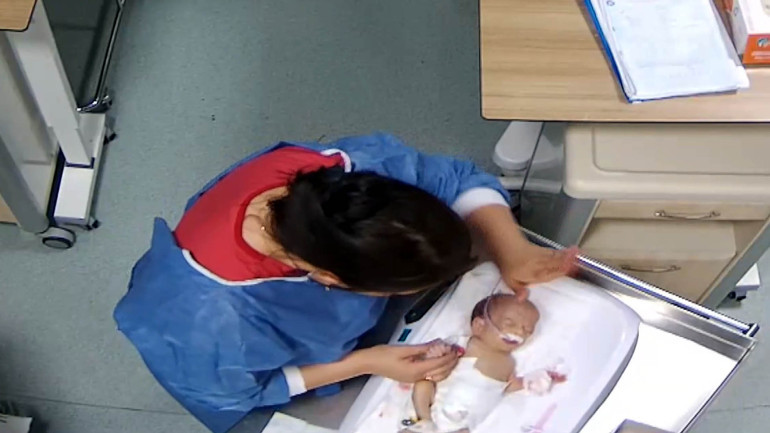 Görüntüler infial yarattı 5 günlük bebeğe şiddet uygulayan hemşire için tutuklama kararı