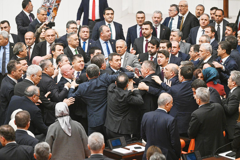 Meclis’te tabut kavgası