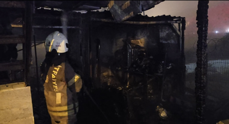 Sancaktepede ahşap baraka yangını