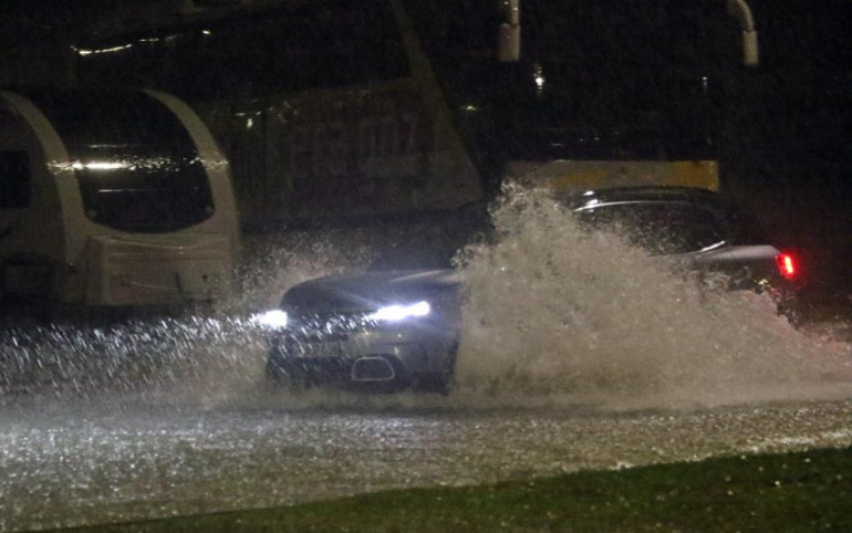 Antalyada yollar göle döndü: Çok sayıda araç mahsur kaldı