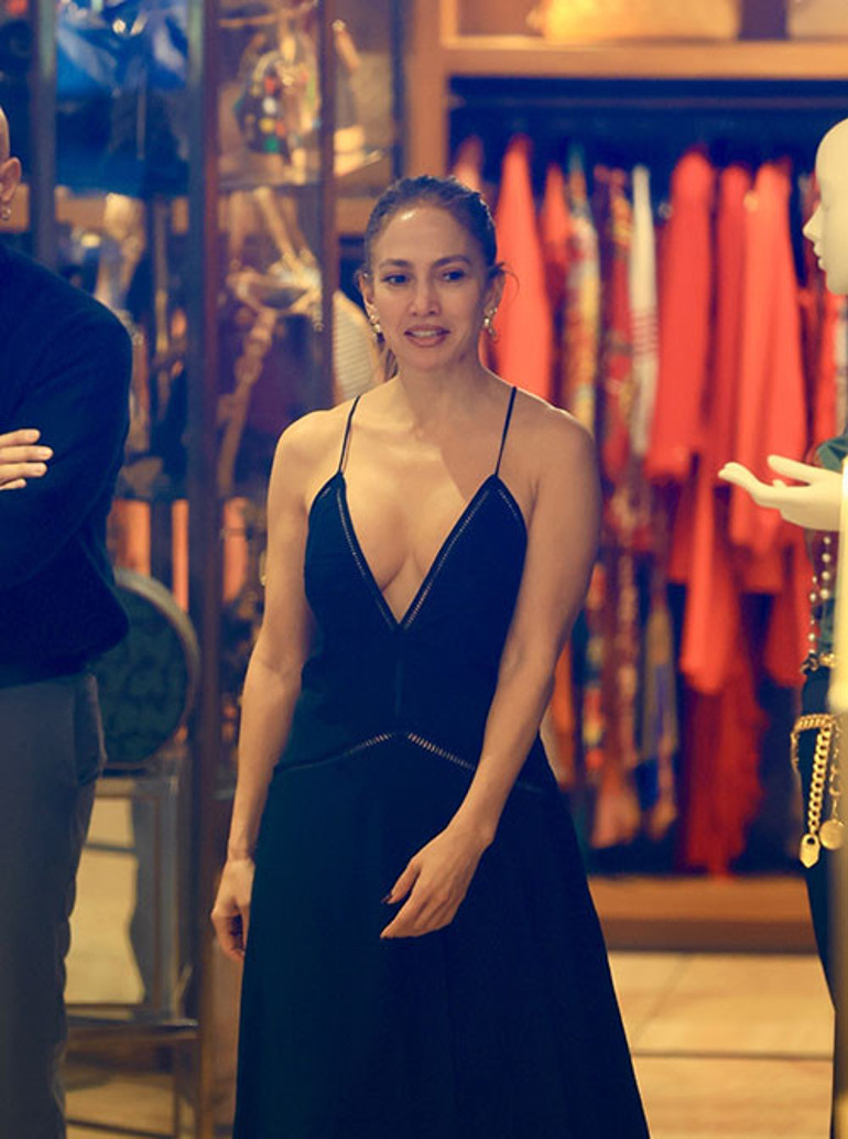 Sokaktaki evsizlere para dağıtıyor ama ikinci el kıyafetler giyiyor