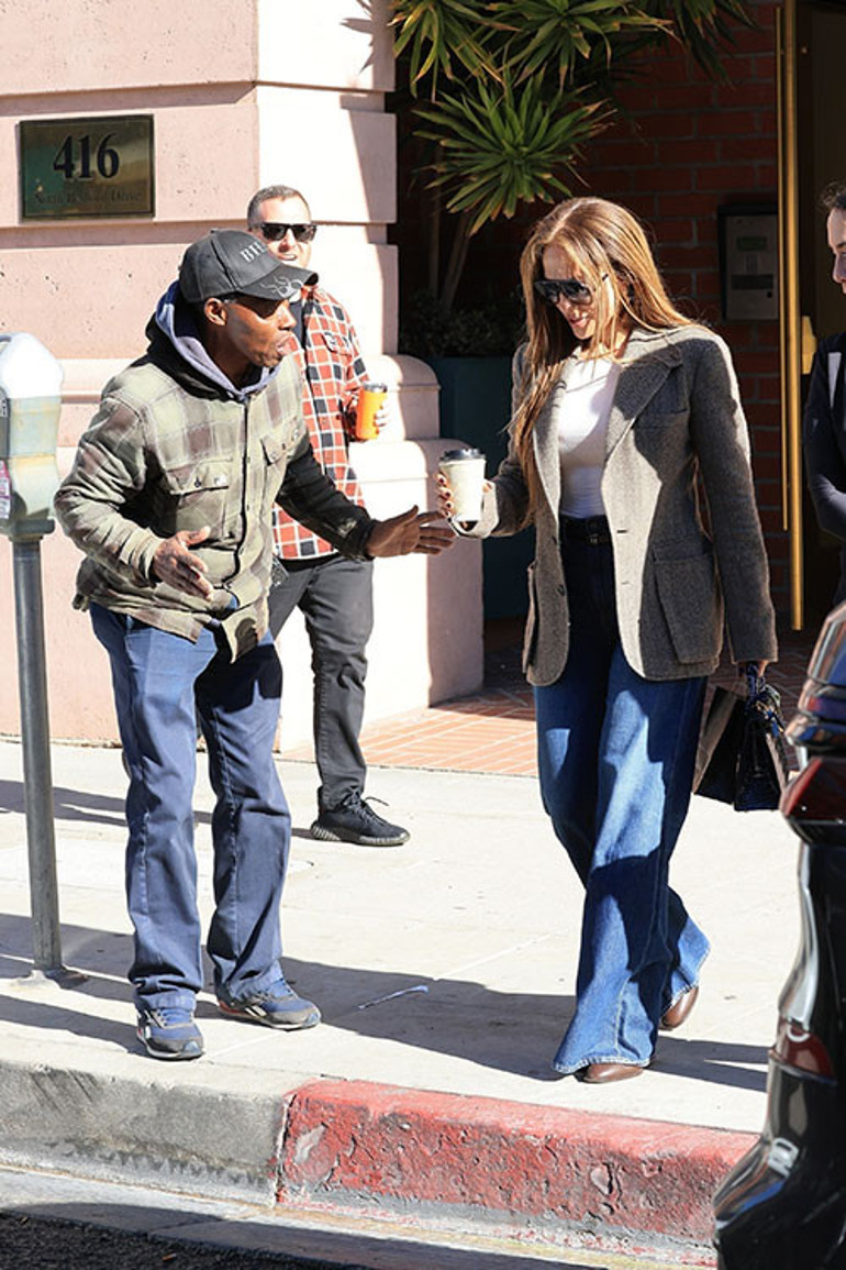 Kazandığım milyonlar kasada öylece dursun: Sokaktaki evsizlere para dağıtıyor ama ikinci el kıyafetler giyiyor