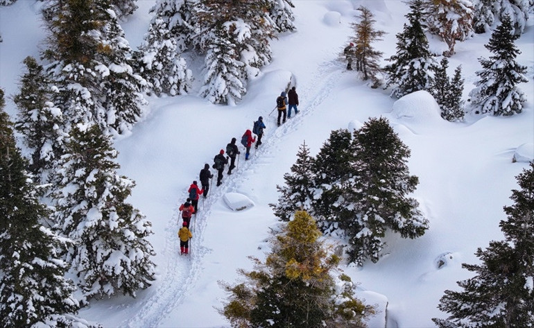 Doğa sporcuları Aladağların karla kaplı eteklerinde sınırlarını zorluyor