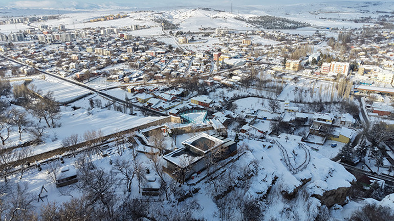 Bünyan'daki kayalıklar üzerinde inşa edilmiş cam terasın genel görünümü