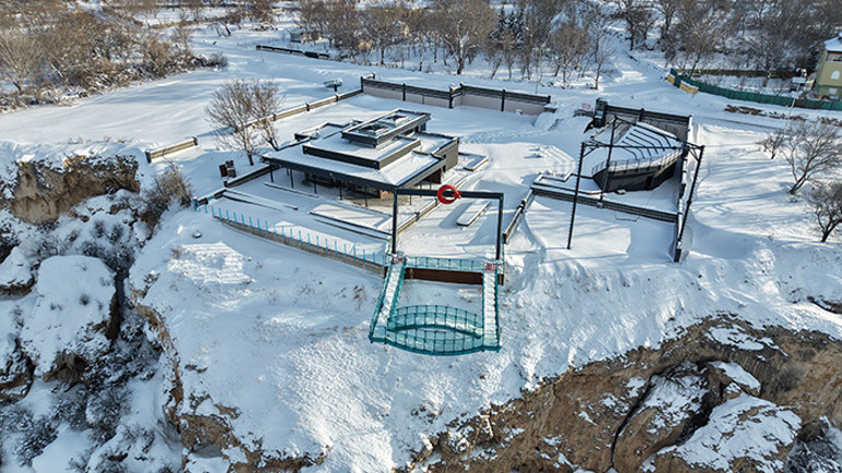 Cam terastan görünen geniş doğal panorama