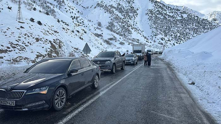 Hakkari’de Van ve Çukurca kara yollarında 3 ayrı noktaya çığ düştü