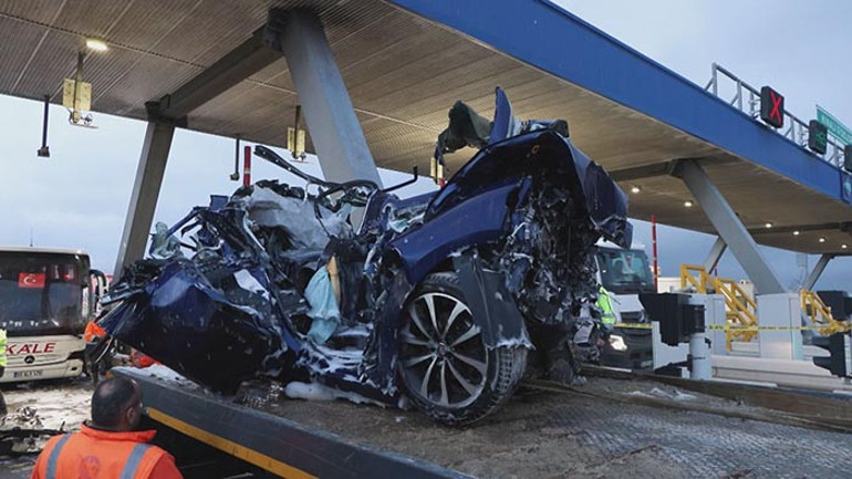  Otobüsün çarptığı otomobil gişede sıkıştı Görüntüsü ortaya çıktı