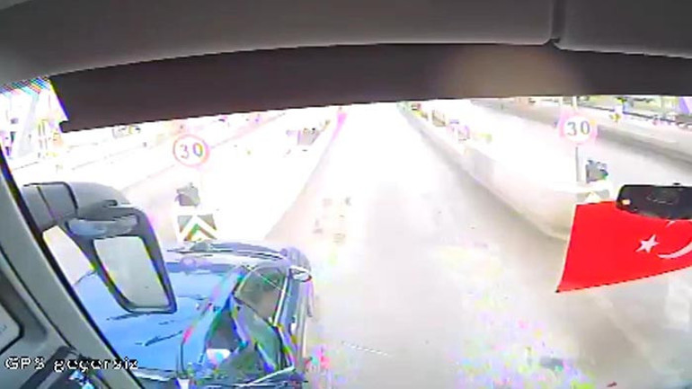  Otobüsün çarptığı otomobil gişede sıkıştı Görüntüsü ortaya çıktı