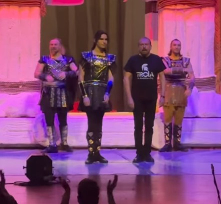 Gülbenle aslan gibi üç oğlumuz var, buna layık olmak gerekir