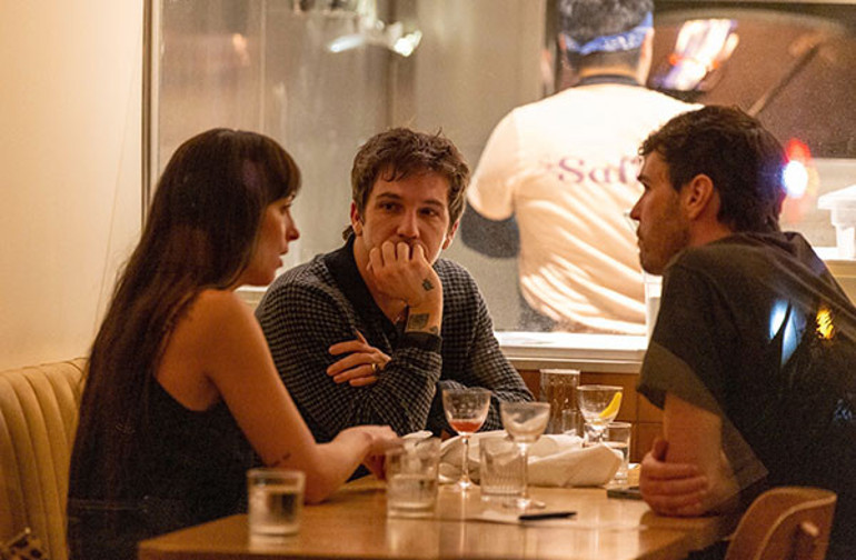 Onu oyalayan nişanlısını terk etmişti… Yeni aşkıyla el ele ortaya çıktı