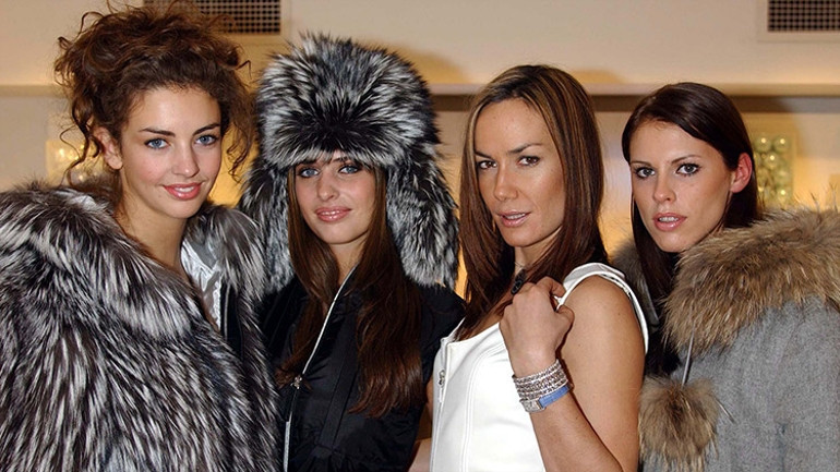 Kıskançlık ateşi içinde yanmaya devam ediyor… Kocasının yasak aşkı olduğu söylenen kadına kafayı takmış… ‘Seni bir daha etrafımızda görmeyeceğim’