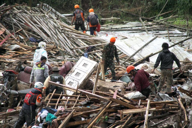 Endonezyada toprak kayması: 11 ölü, 80den fazla kayıp