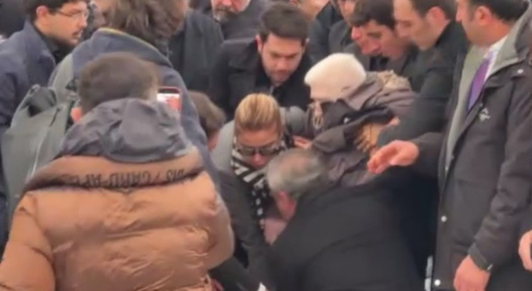 İzzet Günay sevenlerini korkuttu Cenaze töreninde bir anda yere yığıldı