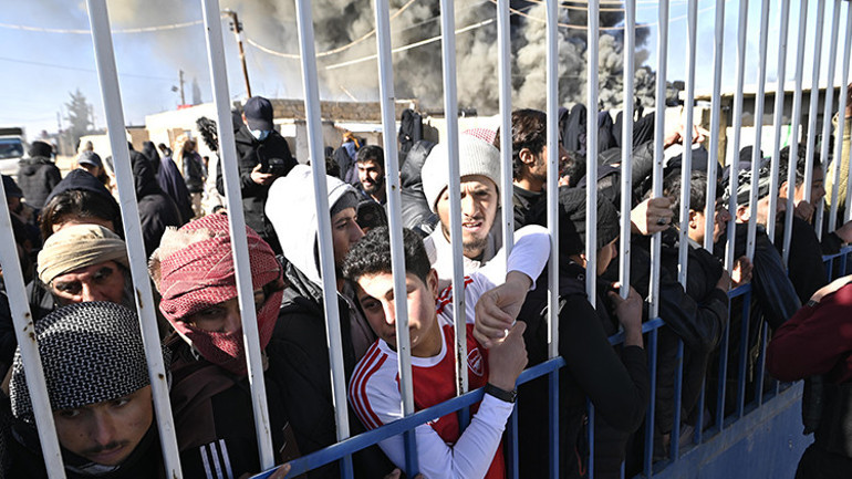 YPG/SDG kontrolündeki bölgeye insani koridorlar açıldı: Aktanda yüzlerce kimlik kartı bulundu, sahipleri kayıp