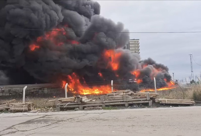 Büyükçekmecede iş yerinde yangın Çok sayıda ekip sevk edildi