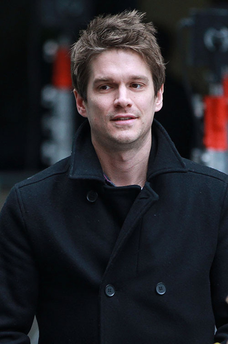 Ünlü müzisyen 30 yaş genç karısıyla milyonlarının keyfini çıkarıyor: Oğlu borç içinde boğuluyor: Çalışıp hayatını kendin kazan