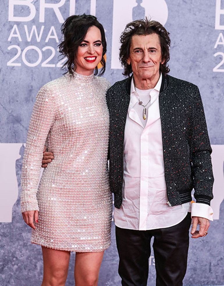 Ünlü müzisyen 30 yaş genç karısıyla milyonlarının keyfini çıkarıyor: Oğlu borç içinde boğuluyor: Çalışıp hayatını kendin kazan