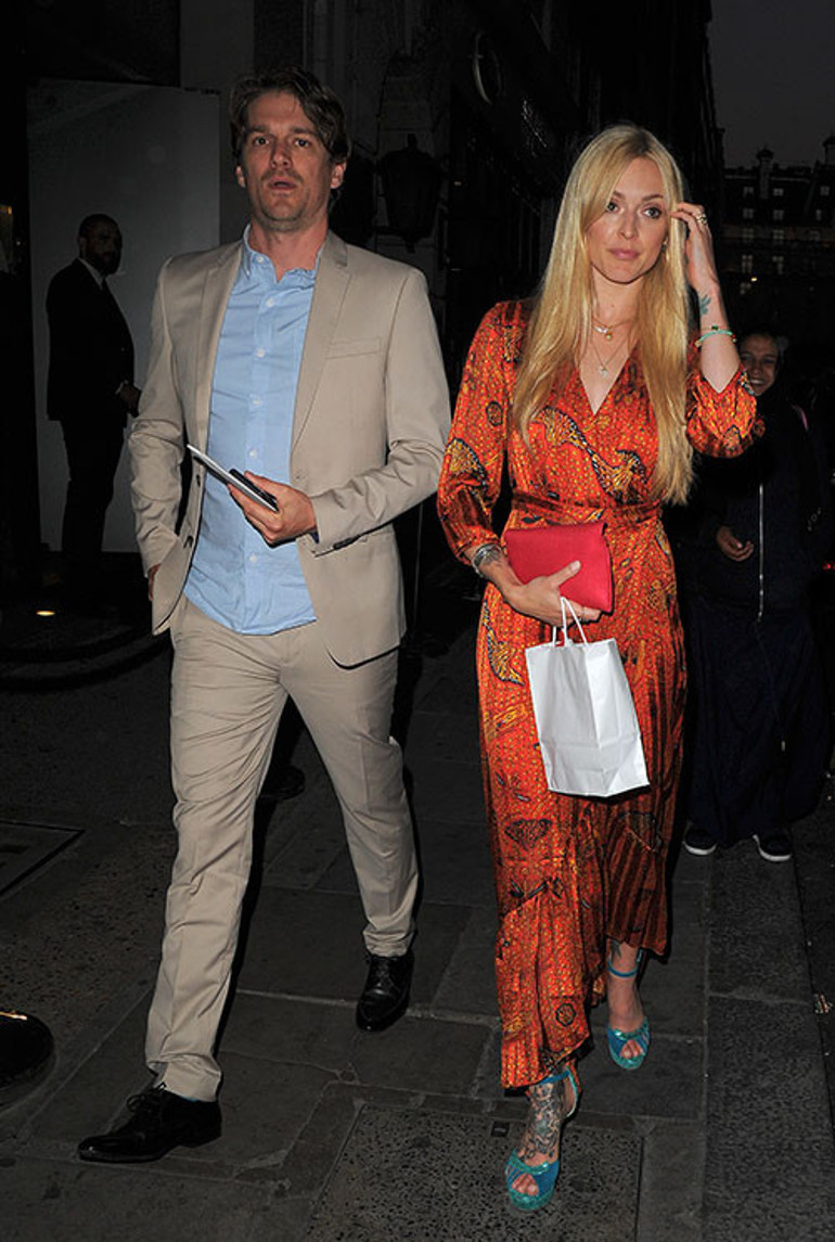 Ünlü müzisyen 30 yaş genç karısıyla milyonlarının keyfini çıkarıyor: Oğlu borç içinde boğuluyor: Çalışıp hayatını kendin kazan