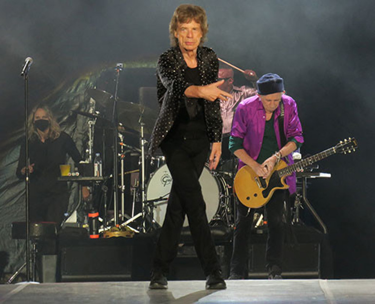 Ünlü müzisyen 30 yaş genç karısıyla milyonlarının keyfini çıkarıyor: Oğlu borç içinde boğuluyor: Çalışıp hayatını kendin kazan