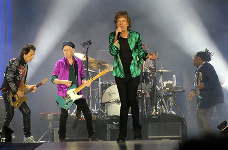 Ünlü müzisyen 30 yaş genç karısıyla milyonlarının keyfini çıkarıyor: Oğlu borç içinde boğuluyor: Çalışıp hayatını kendin kazan