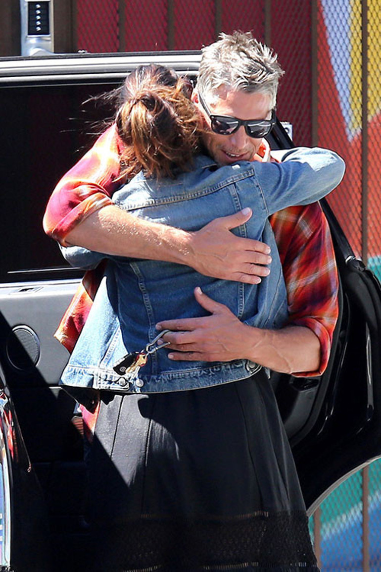 Aşkı geç buldu, onu da ölüm elinden aldı... El ele geçtiğimiz sokaklarda yalnızım şimdi... Seni çok özledim sevgilim