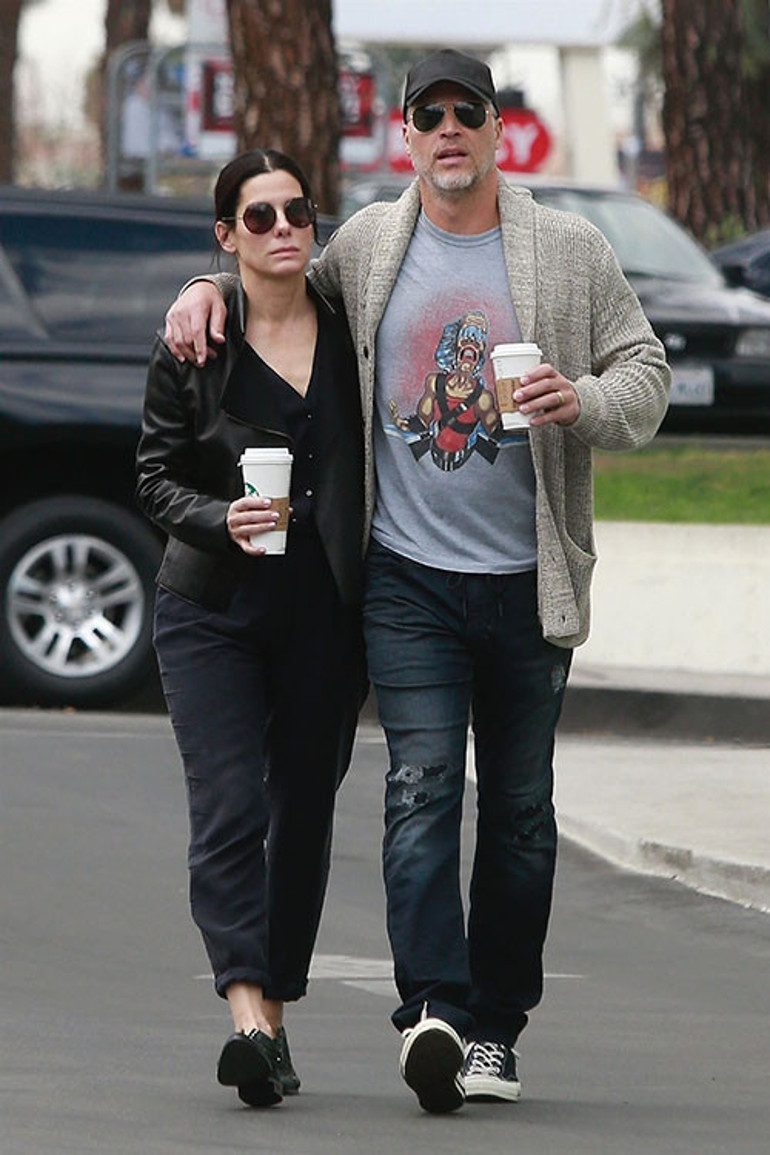 Aşkı geç buldu, onu da ölüm elinden aldı... El ele geçtiğimiz sokaklarda yalnızım şimdi... Seni çok özledim sevgilim