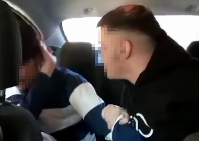 Görüntüler dehşete düşürdü Lise öğrencisini alıkoyup takside darbettiler