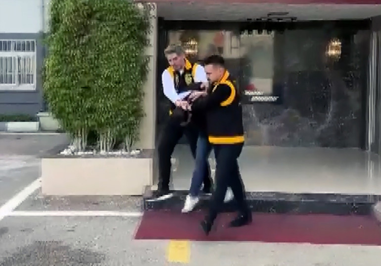 Görüntüler dehşete düşürdü Lise öğrencisini alıkoyup takside darbettiler