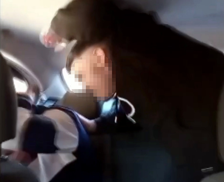 Görüntüler dehşete düşürdü Lise öğrencisini alıkoyup takside darbettiler