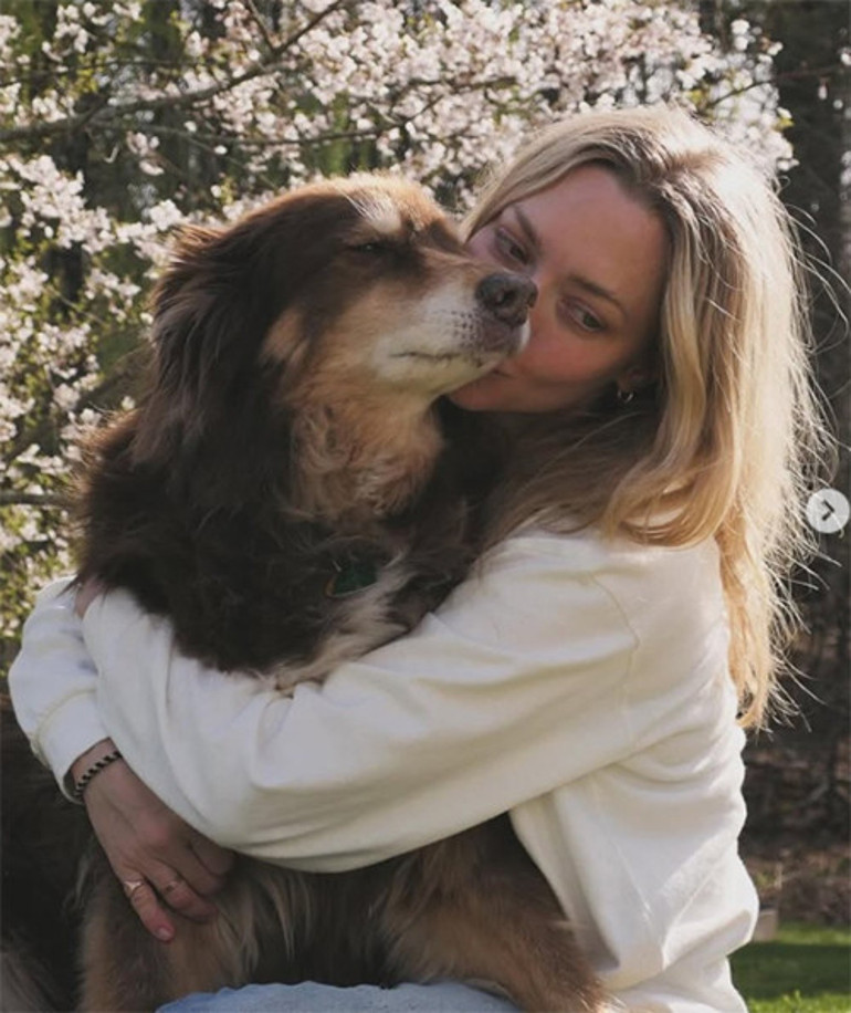 Çalışıp kazandığı parayı doya doya harcıyor: İki çocuğunu bile onunla büyütüyor: Ünlü oyuncu köpeği için özel jet kaldırdı