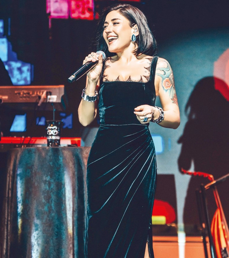 Melek Mosso sahnede fenalaştı