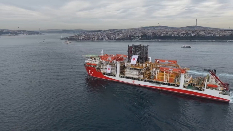 Yıldırım Sondaj Gemisi İstanbul Boğazından geçti