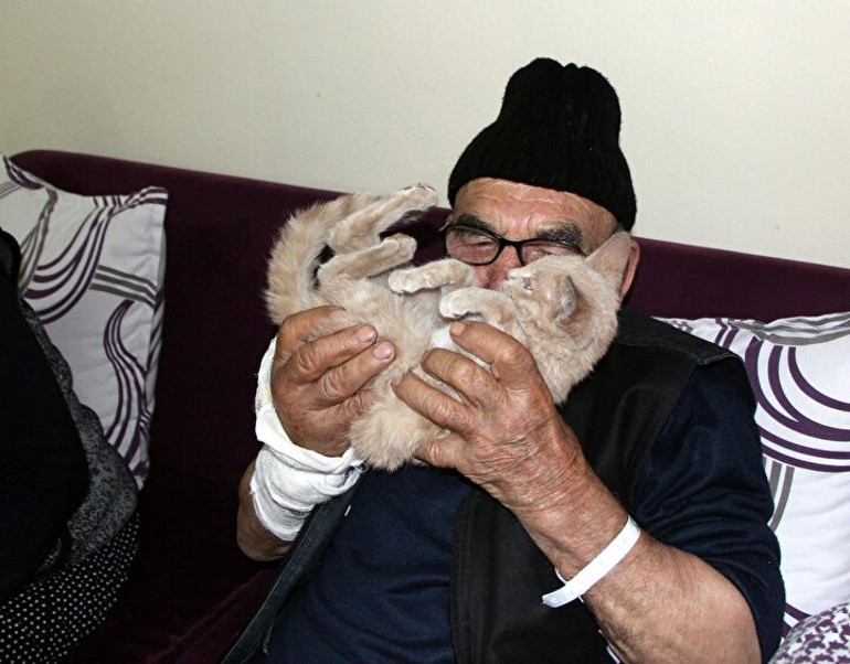 Yanan evinin önünde kedisine sarıldığı fotoğrafla tanınan Ali Meşe 93 yaşında öldü