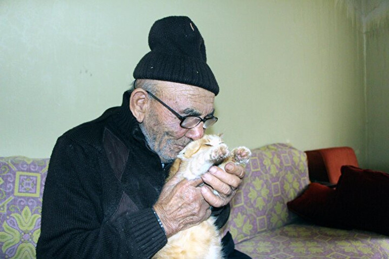 Yanan evinin önünde kedisine sarıldığı fotoğrafla tanınan Ali Meşe 93 yaşında öldü