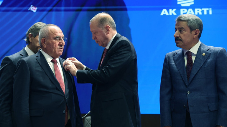 Cumhurbaşkanı rozet takarken