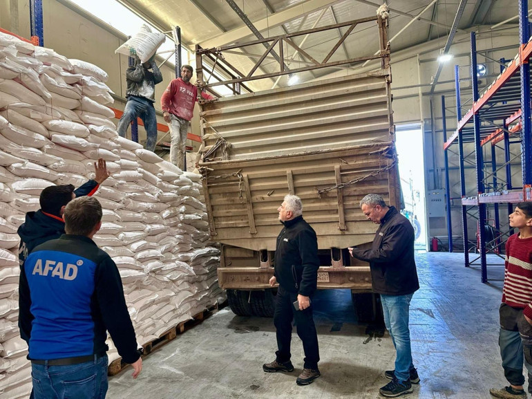 Türkiye, Aynularaba 11 tır insani yardım malzemesi sevk etti