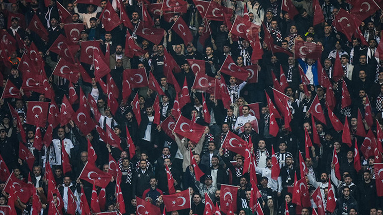 Tribünlerden bayraklı protesto görüntüsü