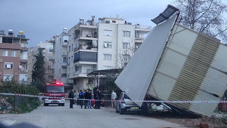  Hortum çıktı, konteyner sundurması aracın üzerine devrildi