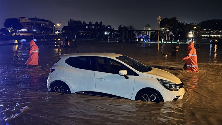  Hortum çıktı, konteyner sundurması aracın üzerine devrildi