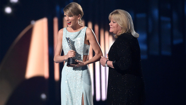 Herkes çocuklarının düğününü bekliyor… Ünlü dünürler kol kola